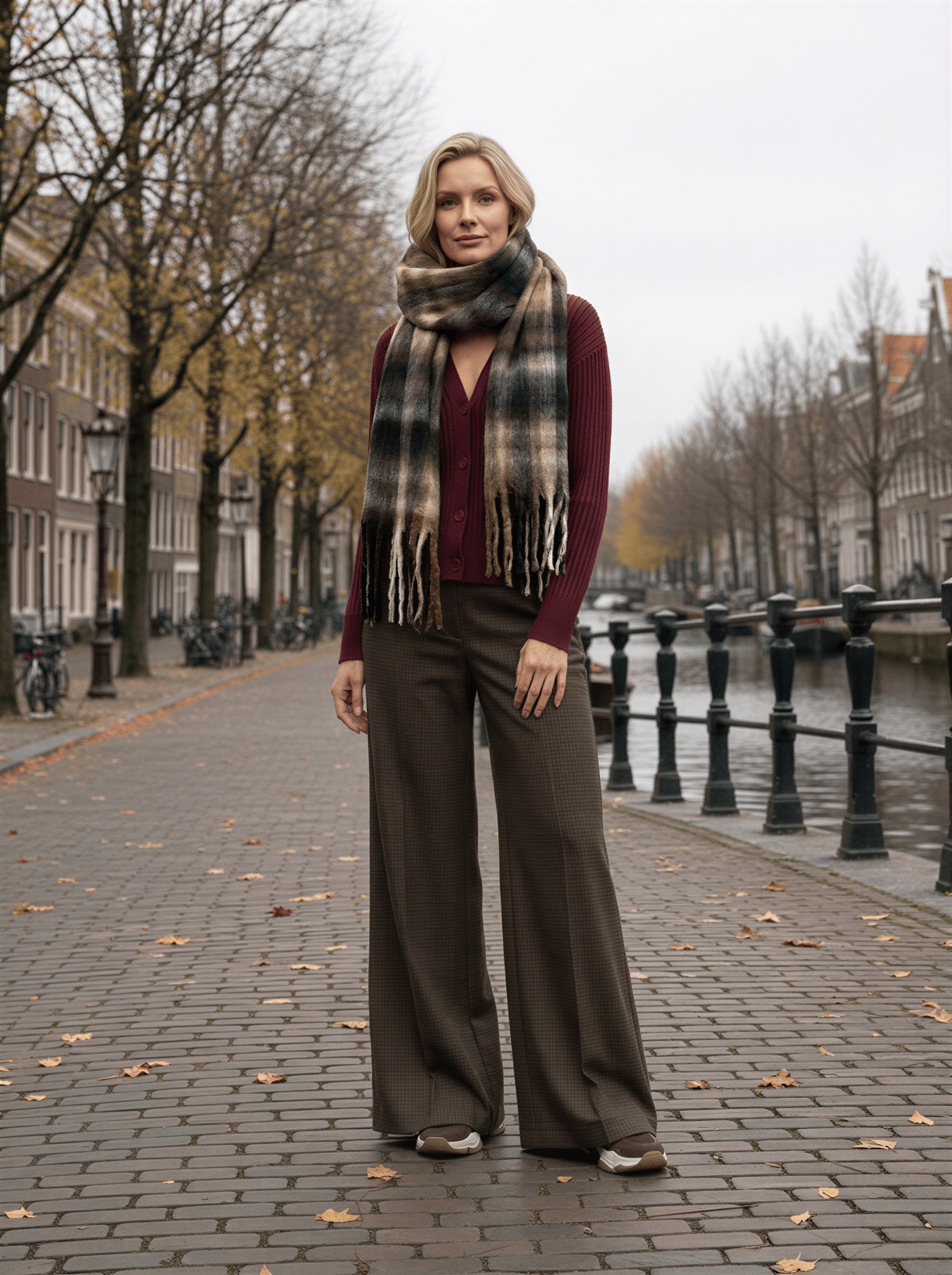BR&DY look – Rosie Cardigan in bordeaux met de Mila Pants in bruin, geruite mohairsjaal en bruine sneakers