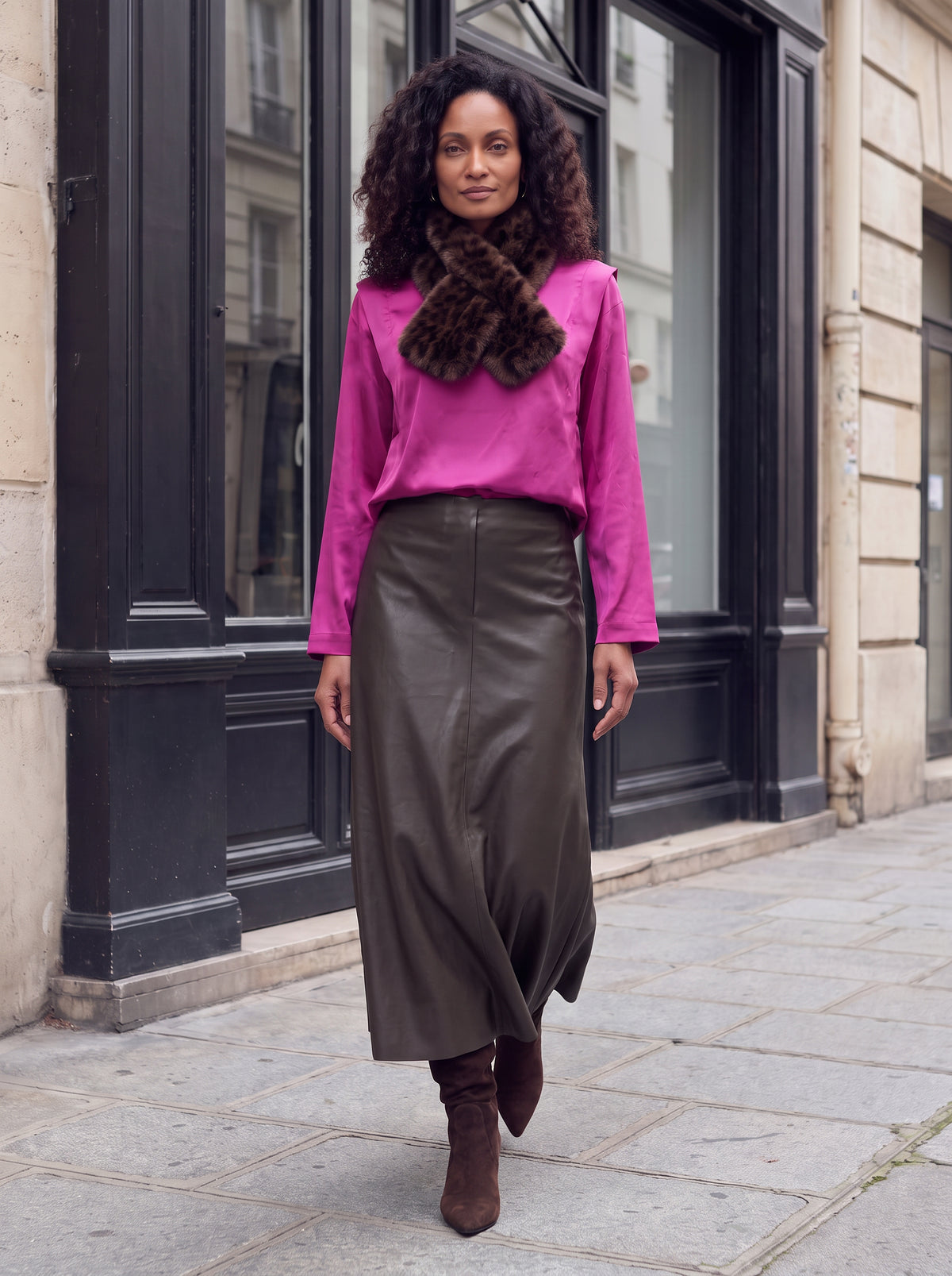BR&DY look — Mary Blouse in magenta met de Sky Skirt in bruin, pantersjaal en bruine suède laarzen
