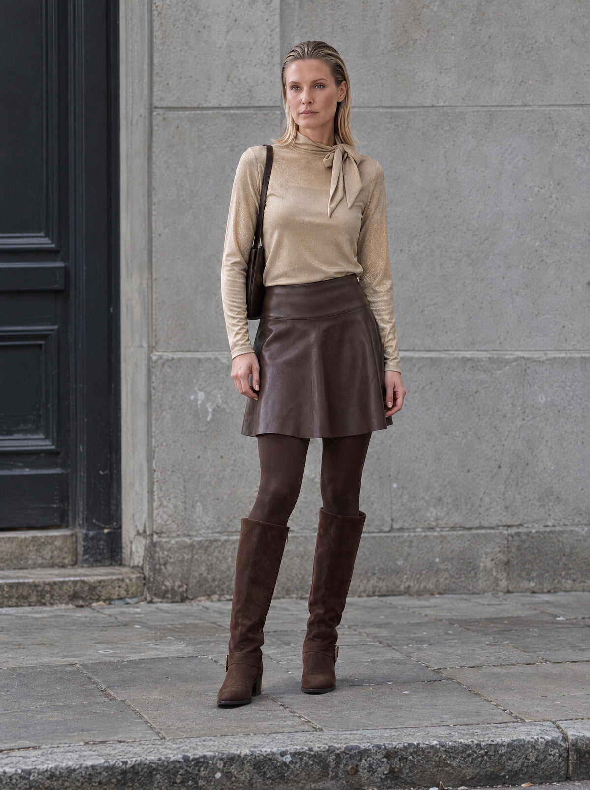 Skyler Top Gold met Jolie Skirt Brown — glittertop met rokje van vegan leather, panty en laarzen in dezelfde bruintint