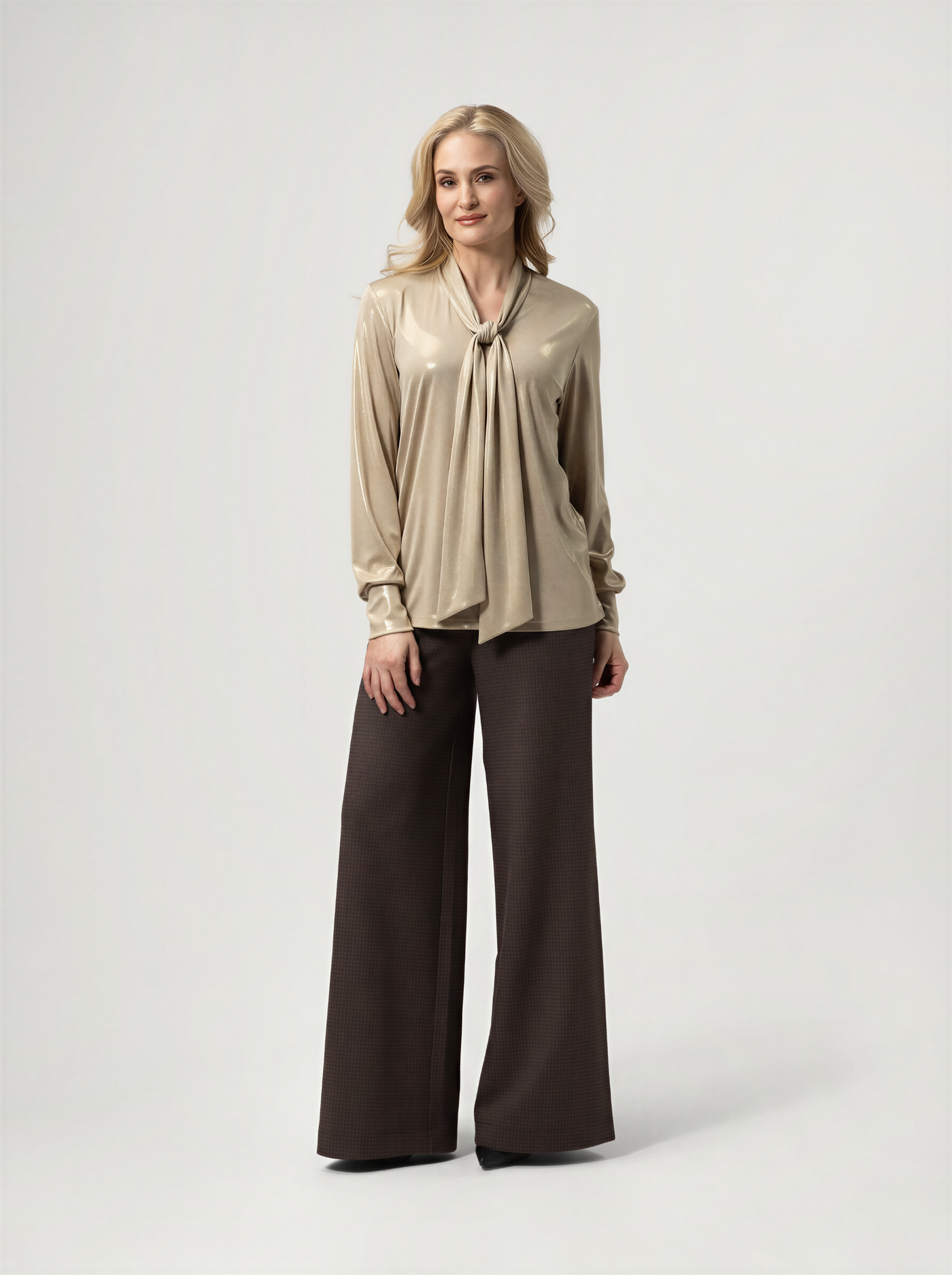 BR&DY Angel Top in goud – top ten voeten uit gedragen met bruine wijde pantalon