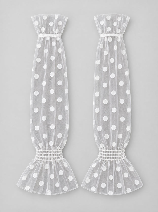 Witte Dotty Sleeves plat gelegd, grote dots en gesmokte pols zichtbaar