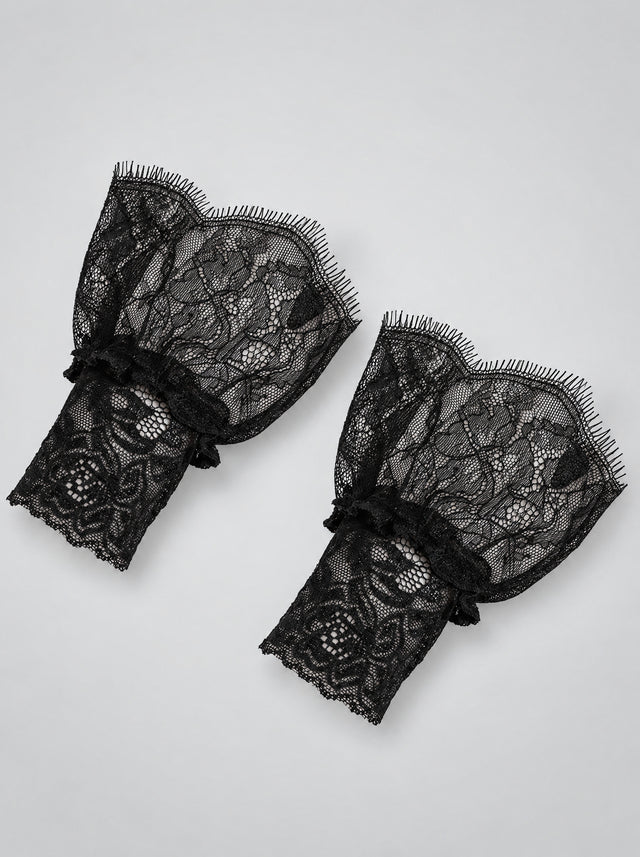 Zwarte Lacey Cuffs plat gelegd, brede kanten rand en smalle band zichtbaar