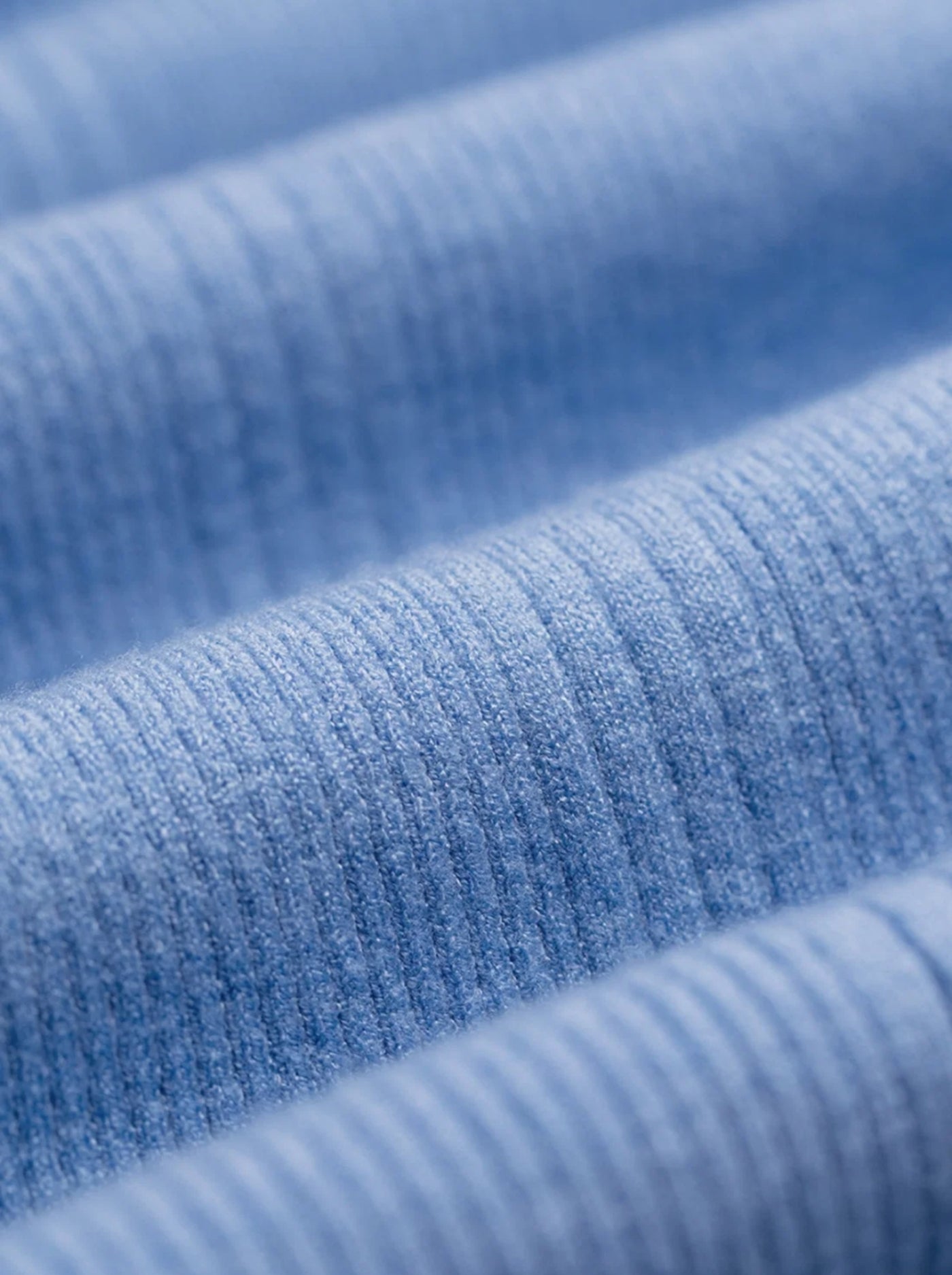 BR&DY Alma Top in lichtblauw – detail van de stof