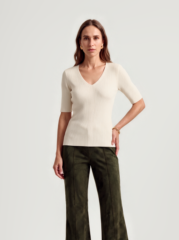 BR&DY Alma Top in ivoor – damestop met V-hals, close-up