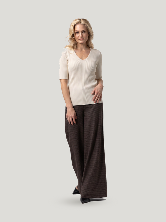Alma Top Ivory — gedragen met de Mila Pants in bruin, volledige lengte