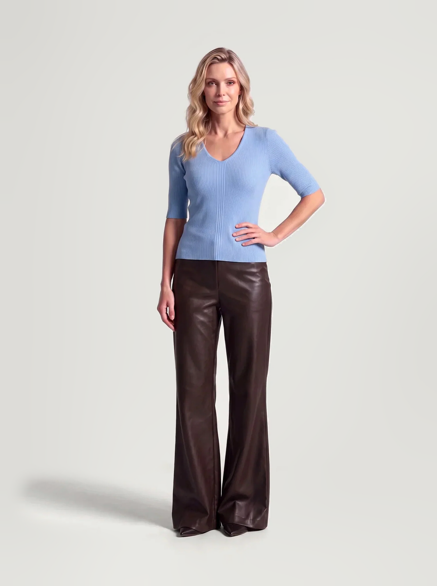 BR&DY Alma Top in lichtblauw – top ten voeten uit gedragen