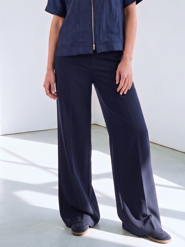 Amber Pants Navy — close-up op model
