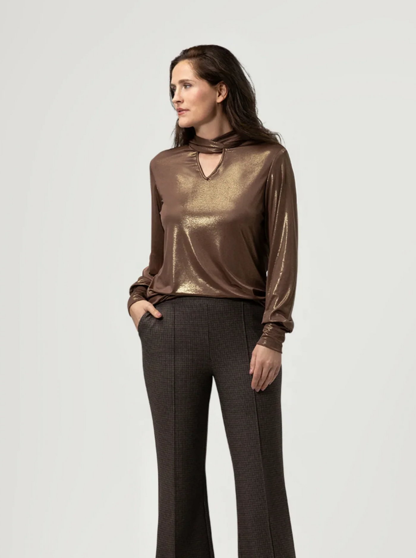 BR&DY Angel Top in bruin – damestop van glanzende stof met sjaalkraag, close-up