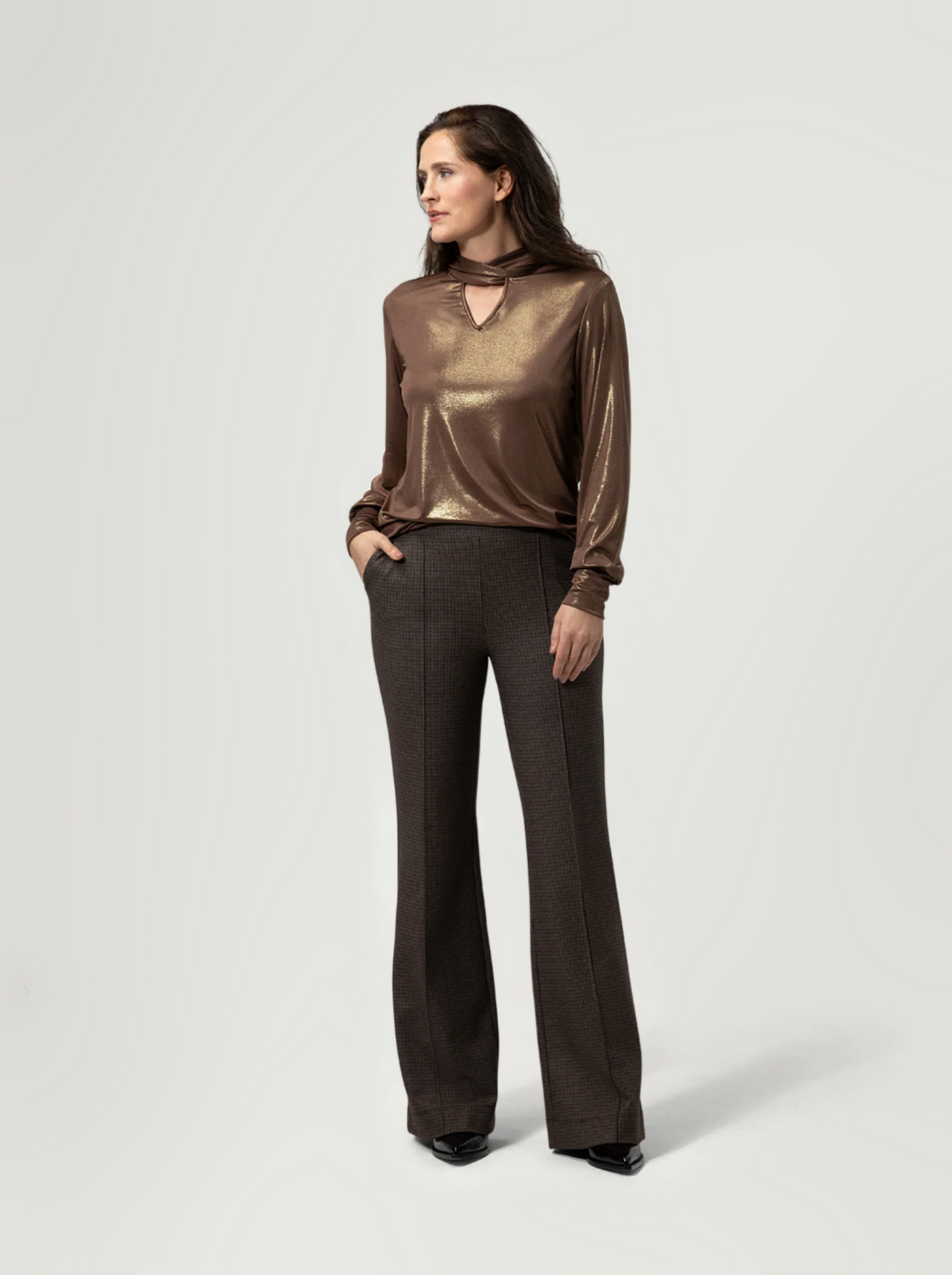 BR&DY Angel Top in bruin – top ten voeten uit gedragen met bruine pantalon