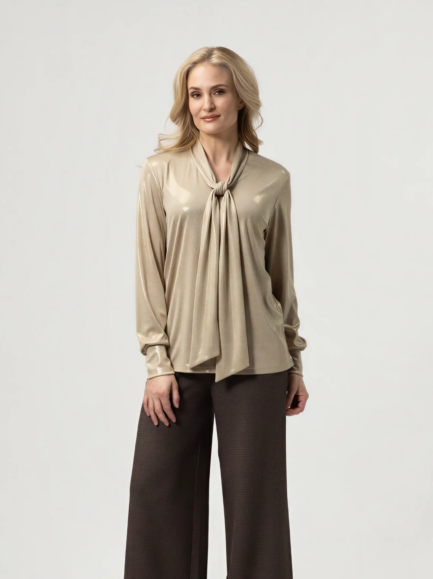 BR&DY Angel Top in goud – damestop van glanzende stof met sjaalknoop, close-up