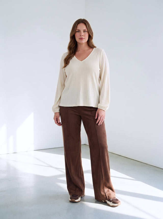 April Blouse Ecru — ten voeten uit op model
