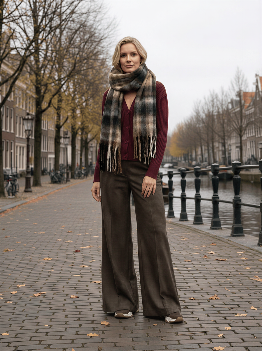 BR&DY look – Rosie Cardigan in bordeaux met de Mila Pants in bruin, geruite mohairsjaal en bruine sneakers