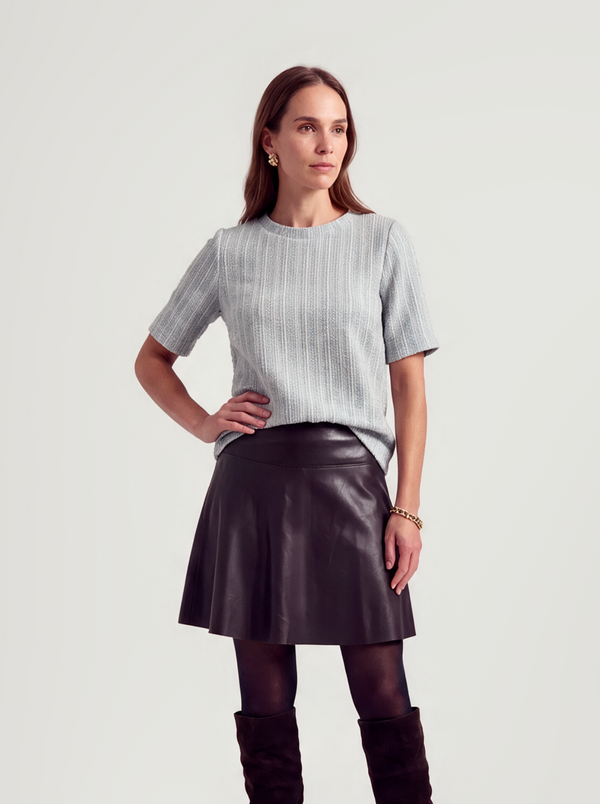 BR&DY Coco Top in lichtblauw – damestop met korte mouw, close-up