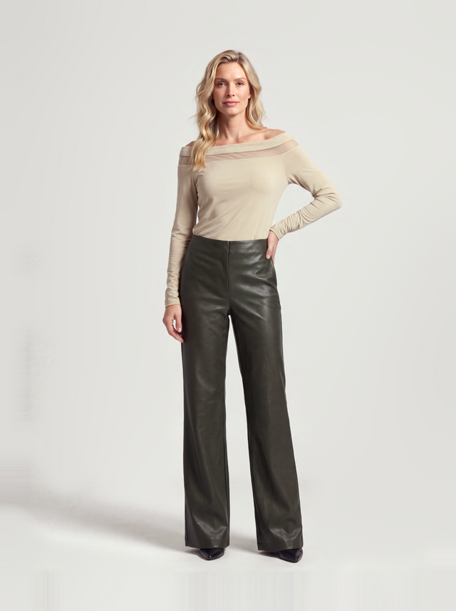BR&DY Dawn Top in zand – top ten voeten uit gedragen met groene leren broek