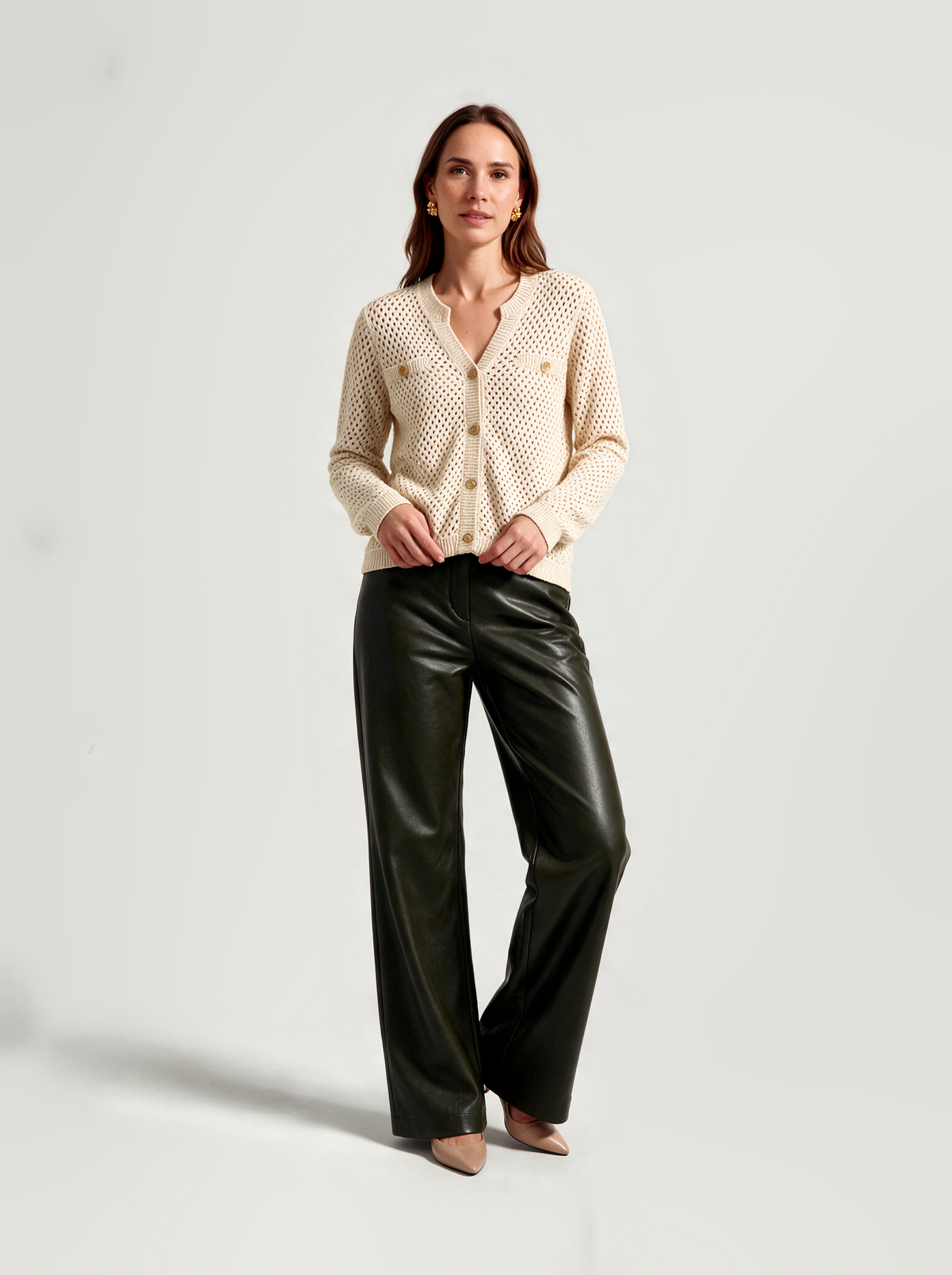 BR&DY Donna Cardigan in ecru – vest ten voeten uit gedragen met groene leren broek