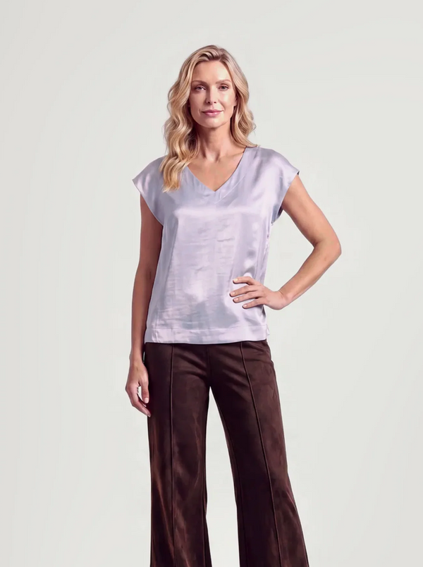 BR&DY Fauve Top in lichtblauw – damestop van glanzende stof, close-up
