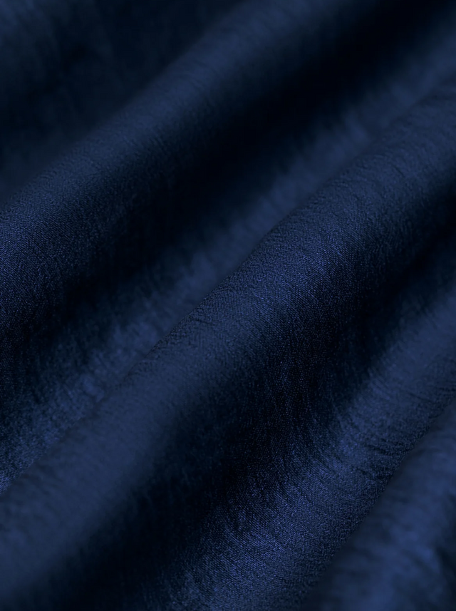 BR&DY Fauve Top in donkerblauw – detail van de stof