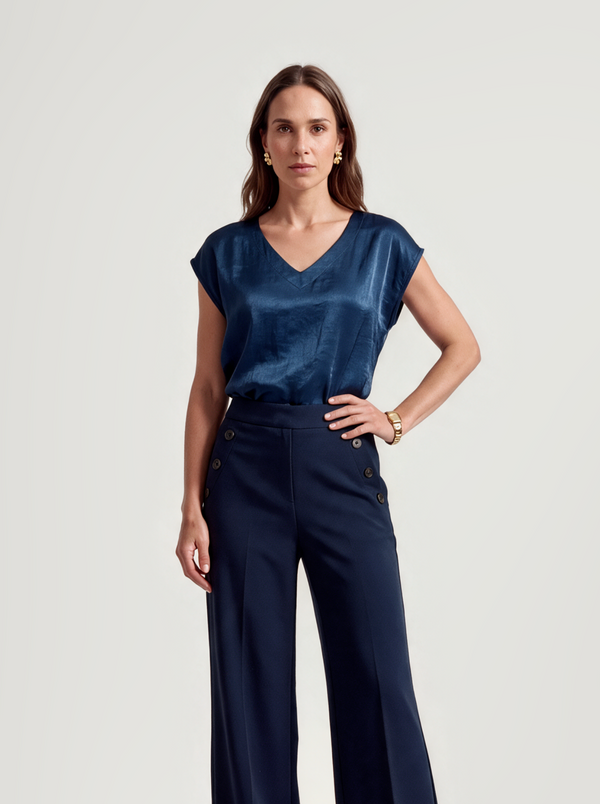 BR&DY Fauve Top in donkerblauw – damestop van glanzende stof, close-up