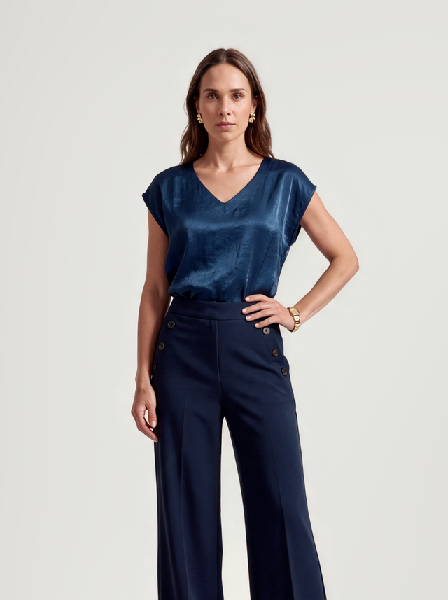 BR&DY Fauve Top in donkerblauw – damestop van glanzende stof, close-up