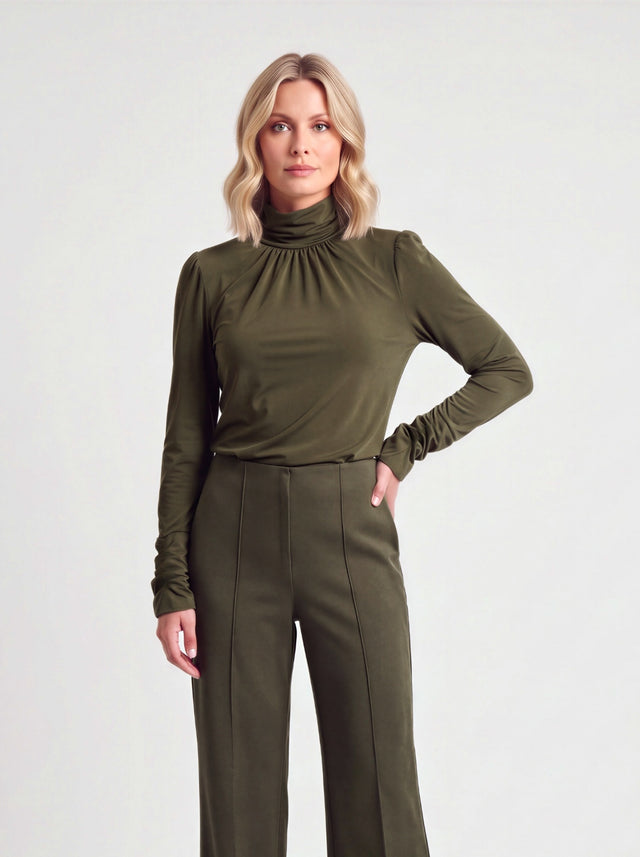 Model draagt de Fire top in army groen met col, close-up