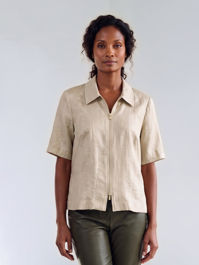 Ize Blouse Gold — close-up op model