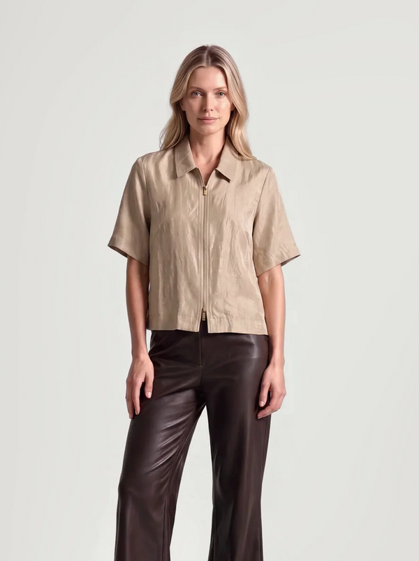 BR&DY Ize Blouse in goud – damesblouse van glanzende stof, close-up
