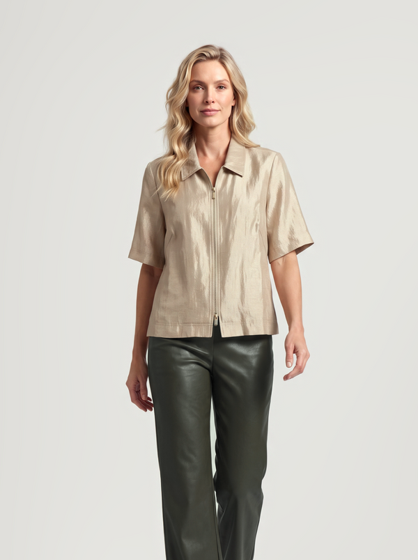 BR&DY Ize Blouse in goud – damesblouse van glanzende stof, close-up