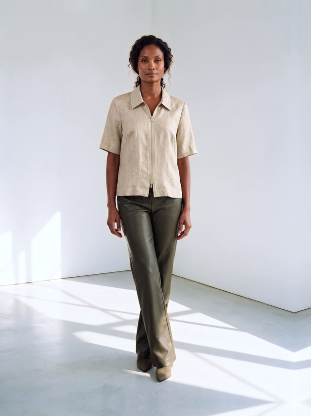 Ize Blouse Gold — ten voeten uit op model