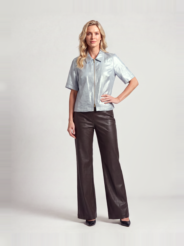 BR&DY Ize Blouse in lichtblauw – blouse ten voeten uit gedragen