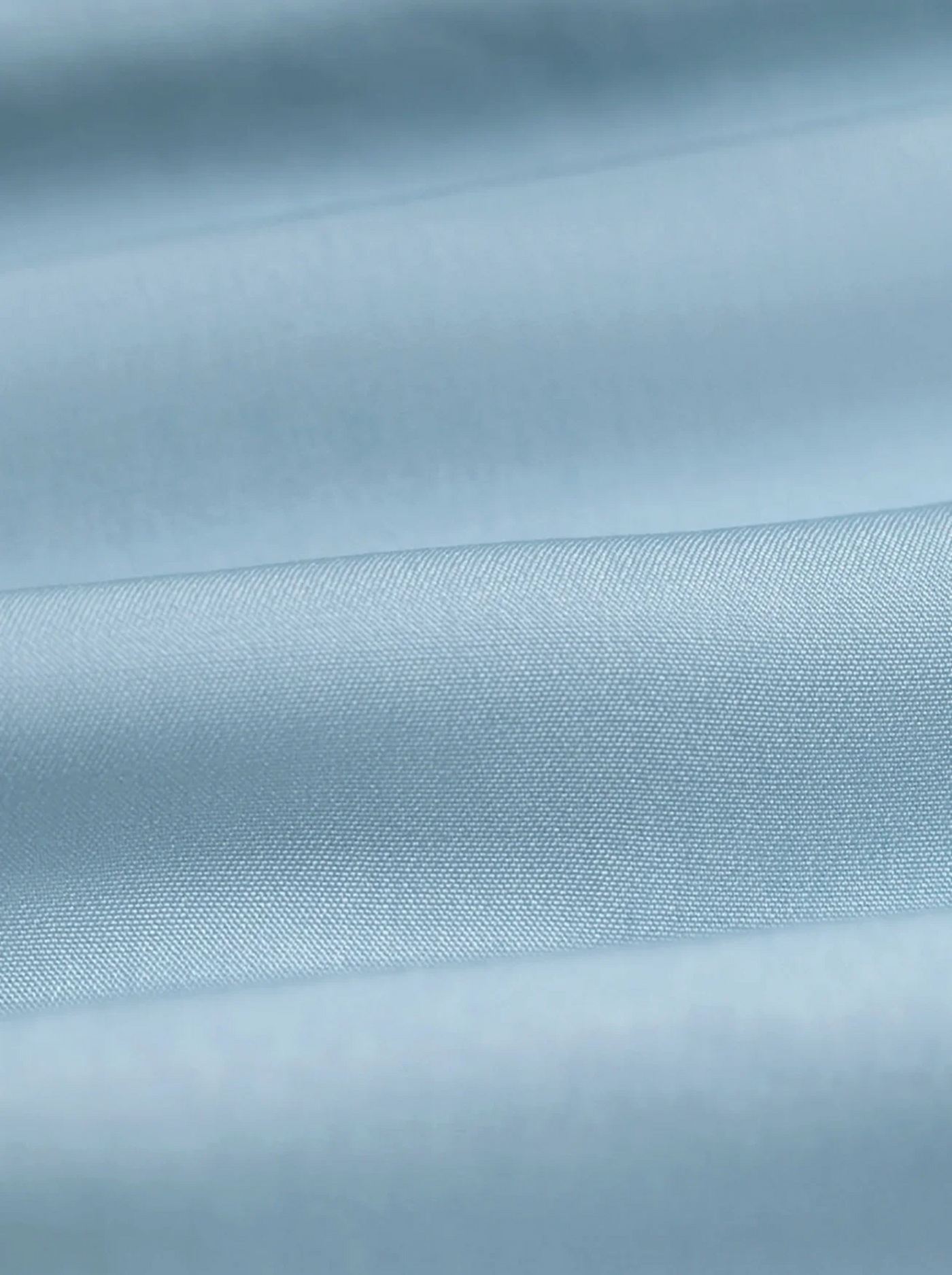 BR&DY Jada Top in lichtblauw – detail van de satijnstof