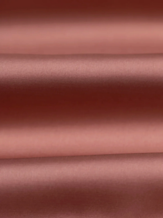 BR&DY Jada Top in zachtroze – detail van de satijnstof
