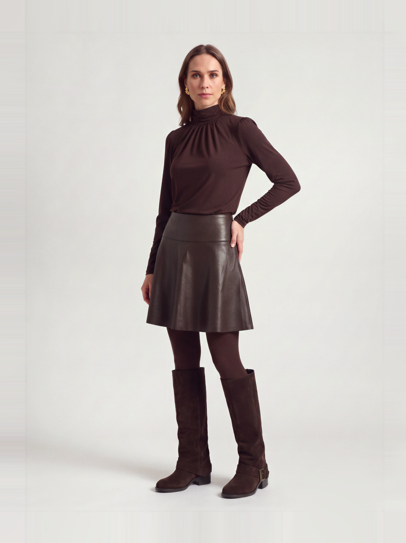 BR&DY Jolie Skirt in bruin – rok ten voeten uit gedragen met coltrui en laarzen
