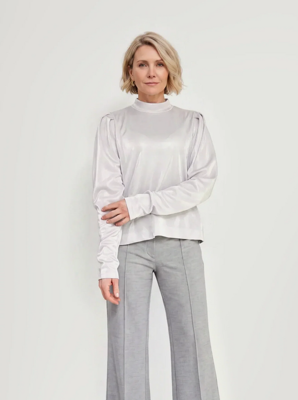 BR&DY Lana Top in zilver – damestop met glans, close-up