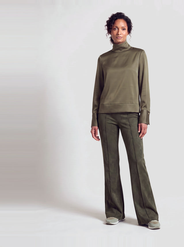 Model draagt de Livia blouse in army groen satijn met bijpassende wijde pantalon, volledig vooraanzicht