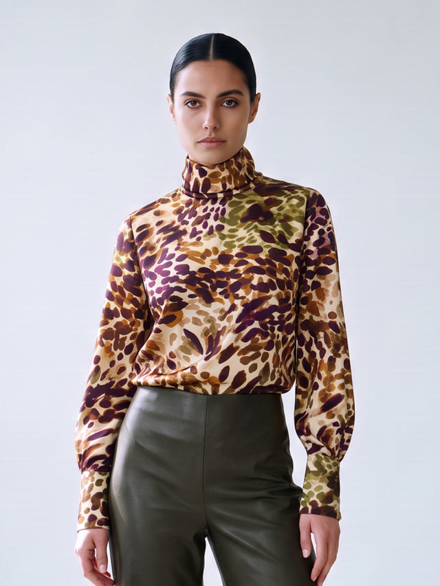 Livia Blouse Purple — close-up op model