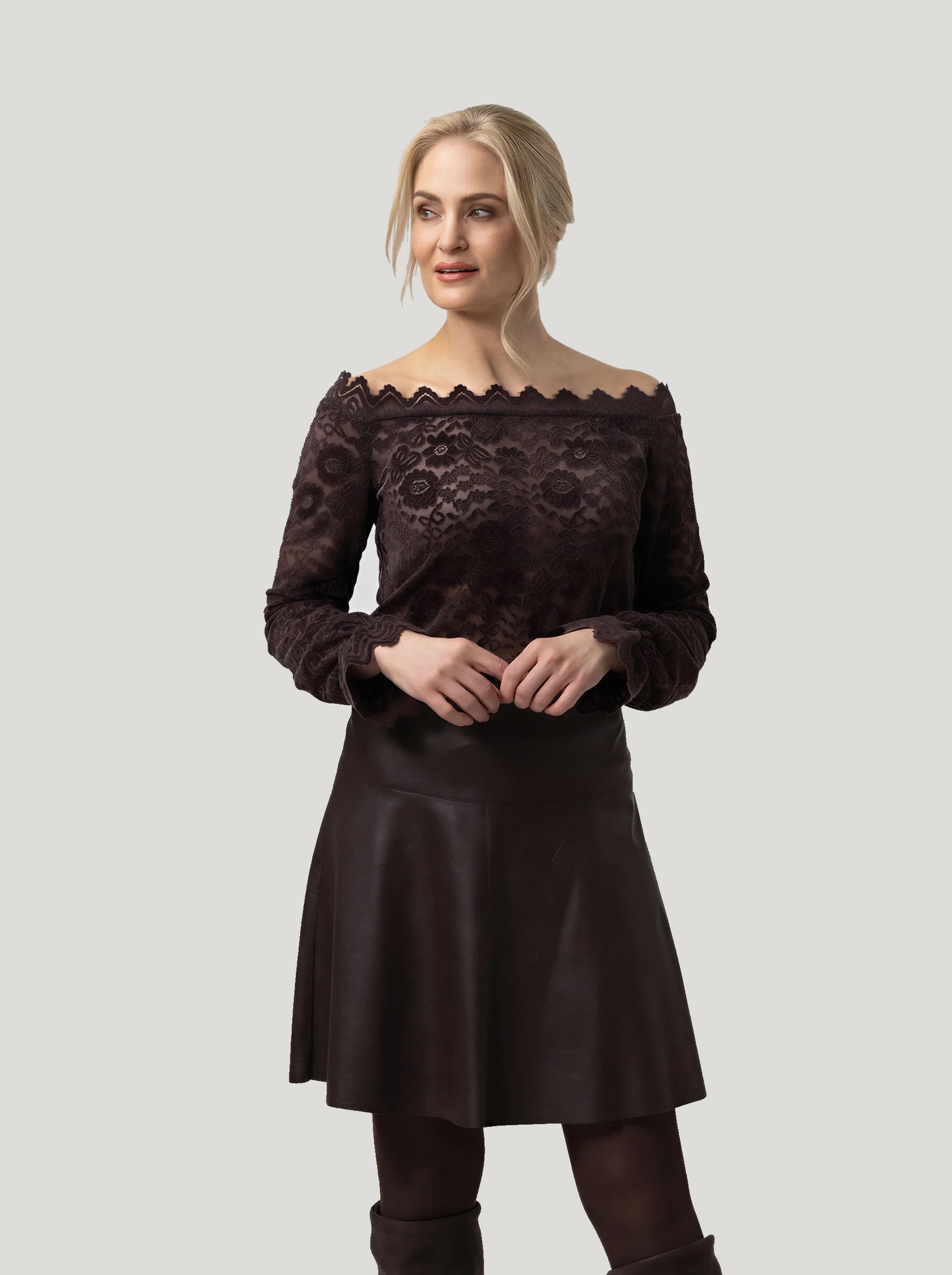 Lola Top Brown — close-up van de kanten top