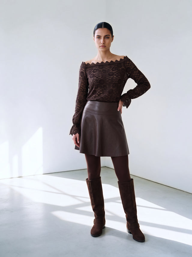Lola Top Brown — ten voeten uit op model