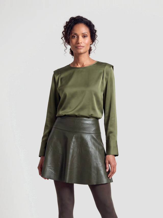 Model draagt de Mary blouse in army groen satijn met schoudernaad, close-up