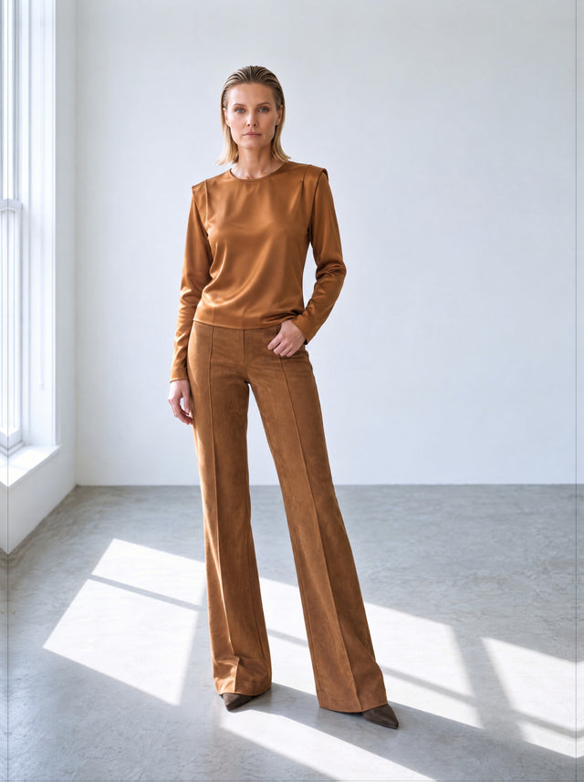 Vrouw draagt de cognac Mary Blouse van BR&DY, hele look in beeld
