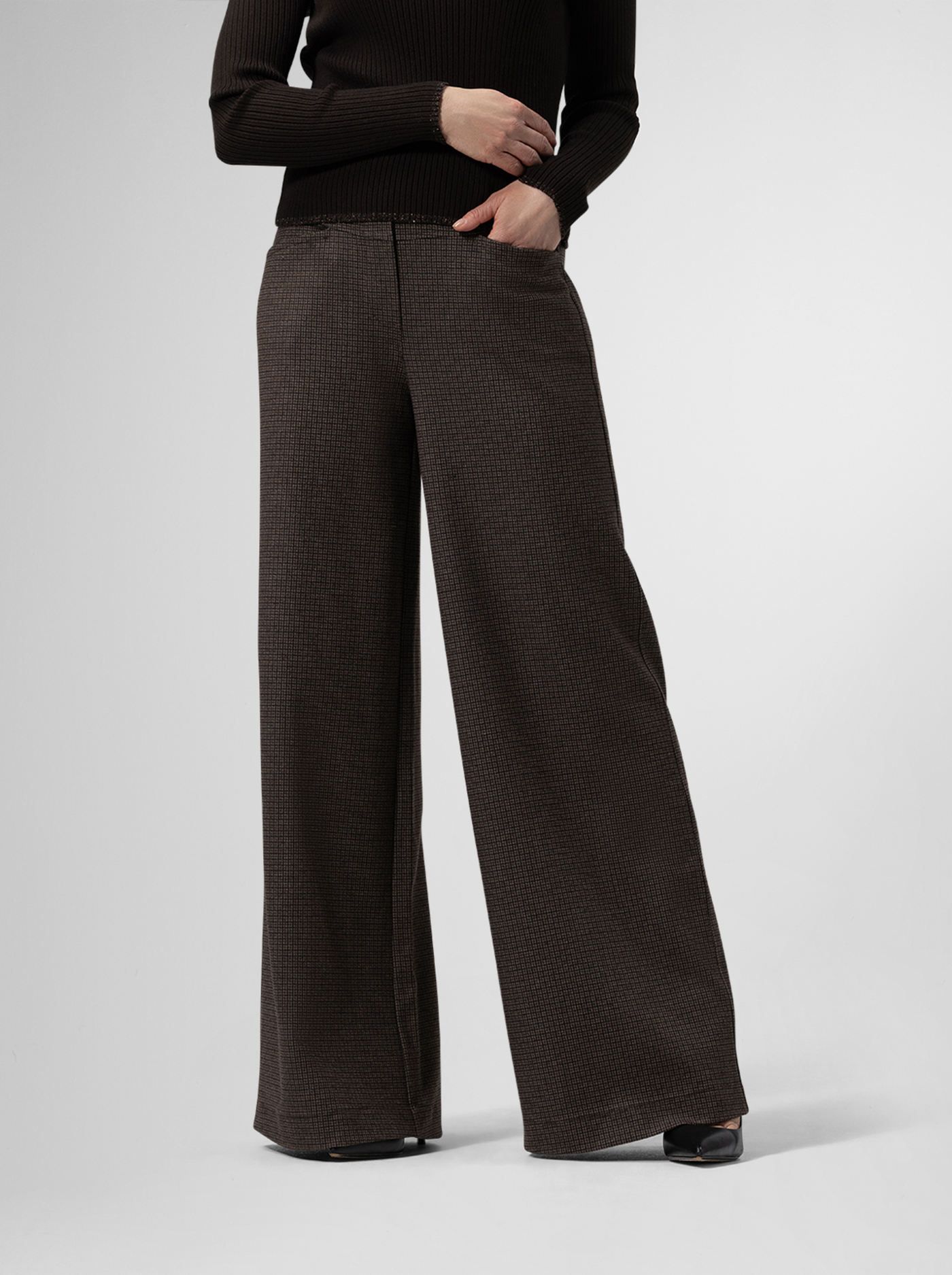Mila Pants Brown — close-up van de wide leg broek