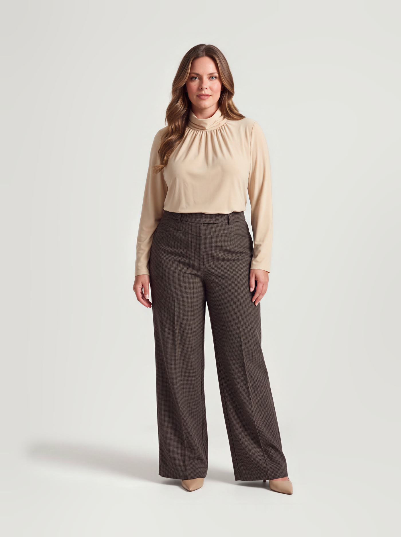 Mila Pants Brown — model draagt de wide leg broek met ecru top, volledige lengte