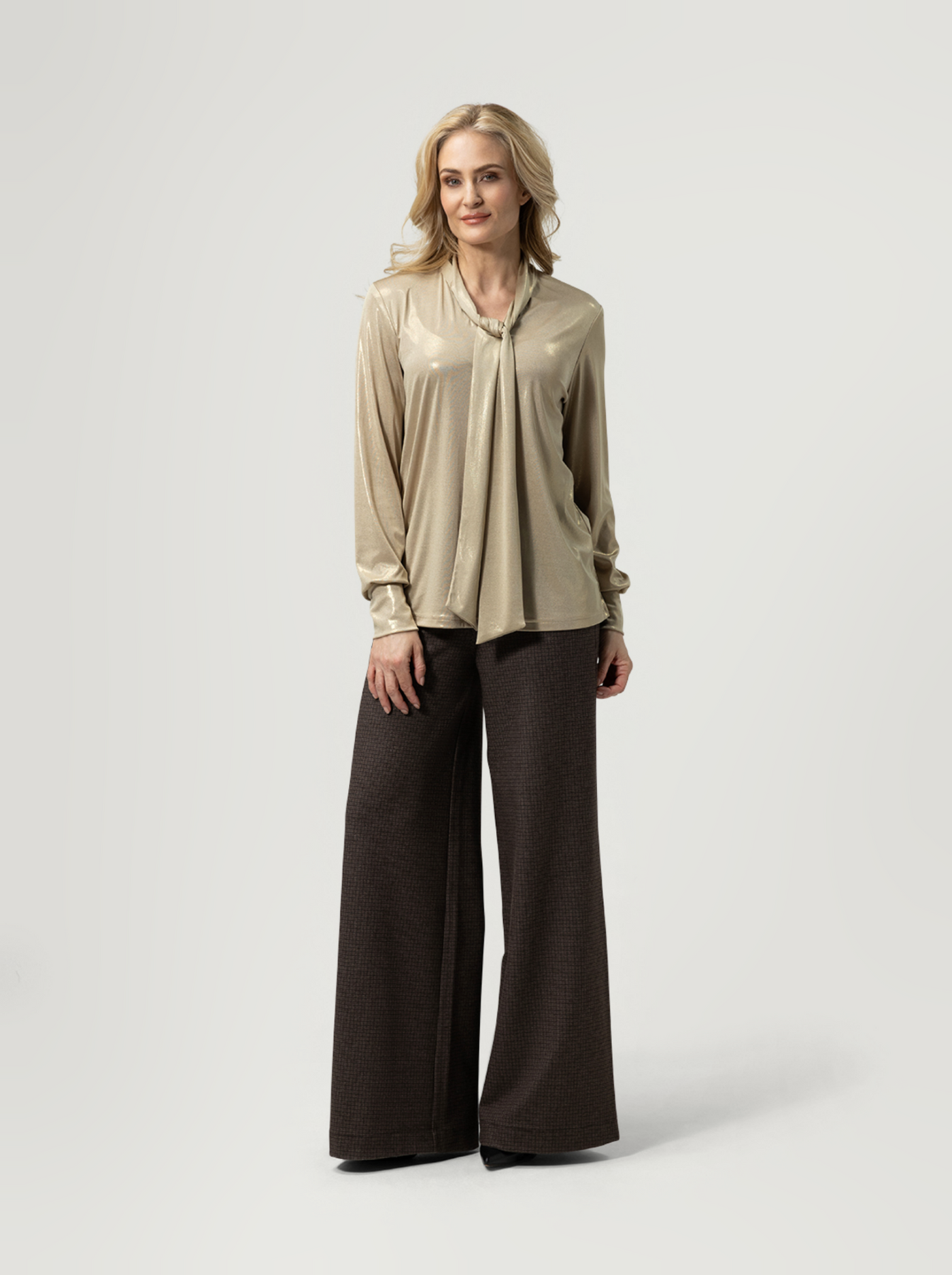 Mila Pants Brown — model draagt de wide leg broek, volledige lengte