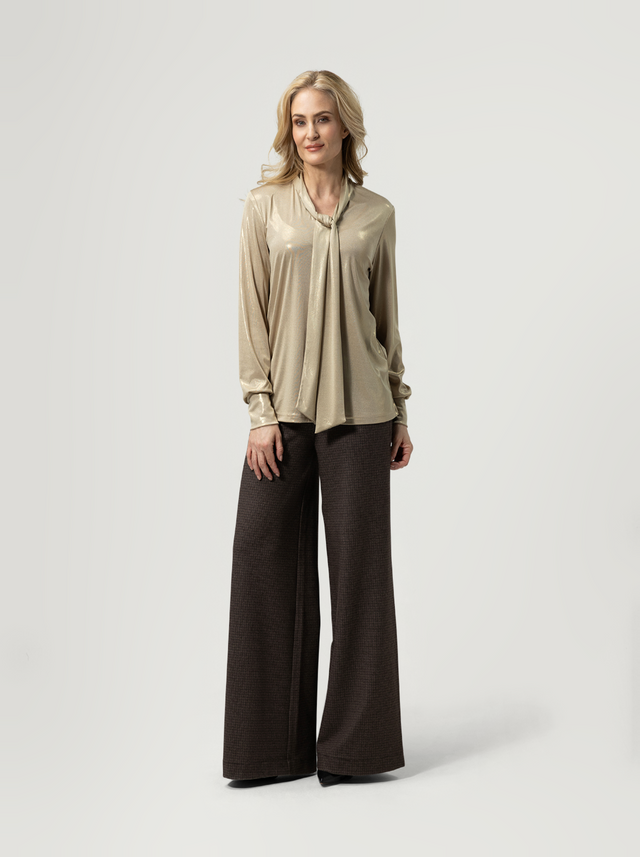 Angel Top Gold — gedragen met de Mila Pants in bruin, volledige lengte
