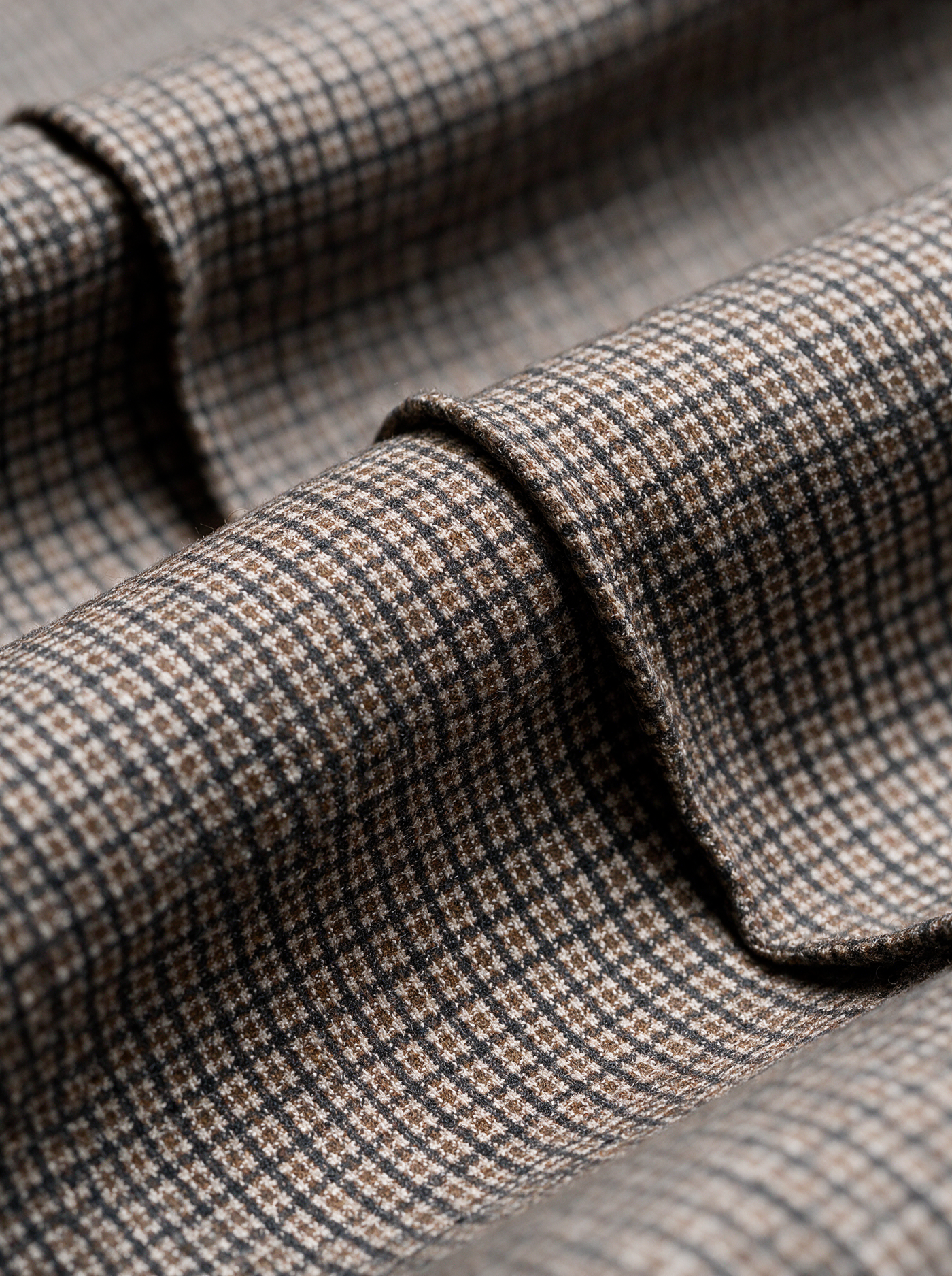 Mila Pants Brown — detail van de geruite stof