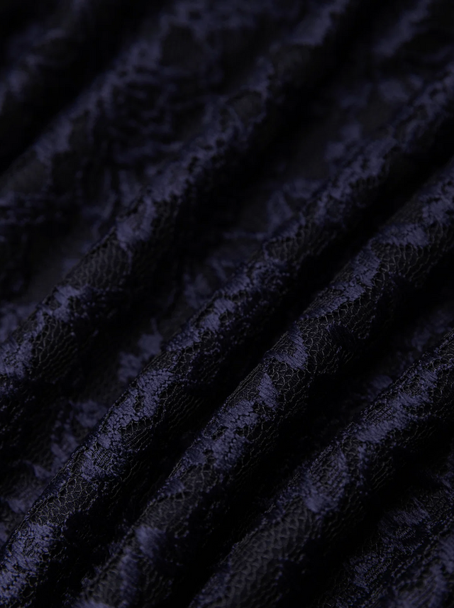 BR&DY Olive Top in donkerblauw – detail van het kant