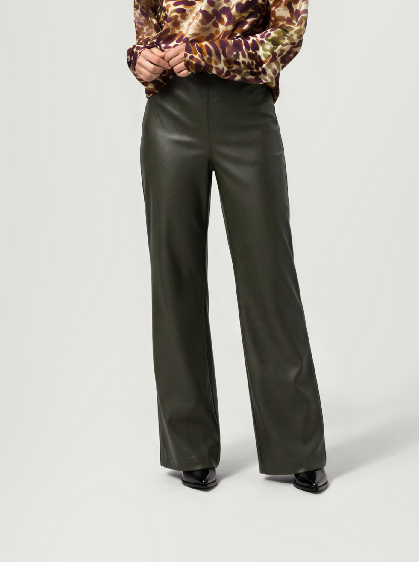 Olivia Pants Army — close-up van de broek