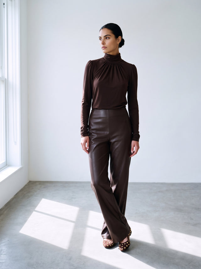 Olivia Pants Brown — ten voeten uit op model