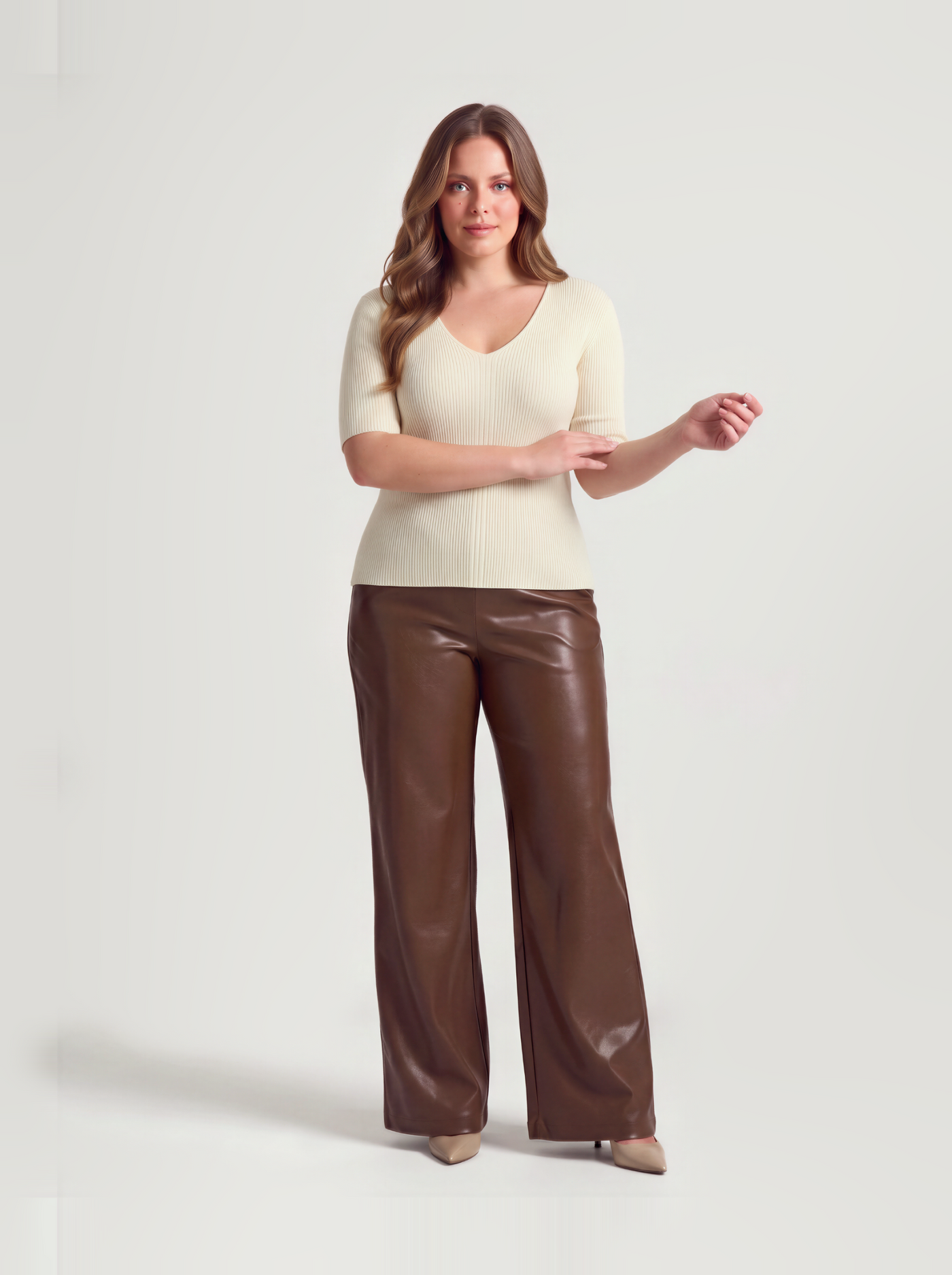 Olivia Pants Cognac — model draagt de cognac broek, volledige lengte