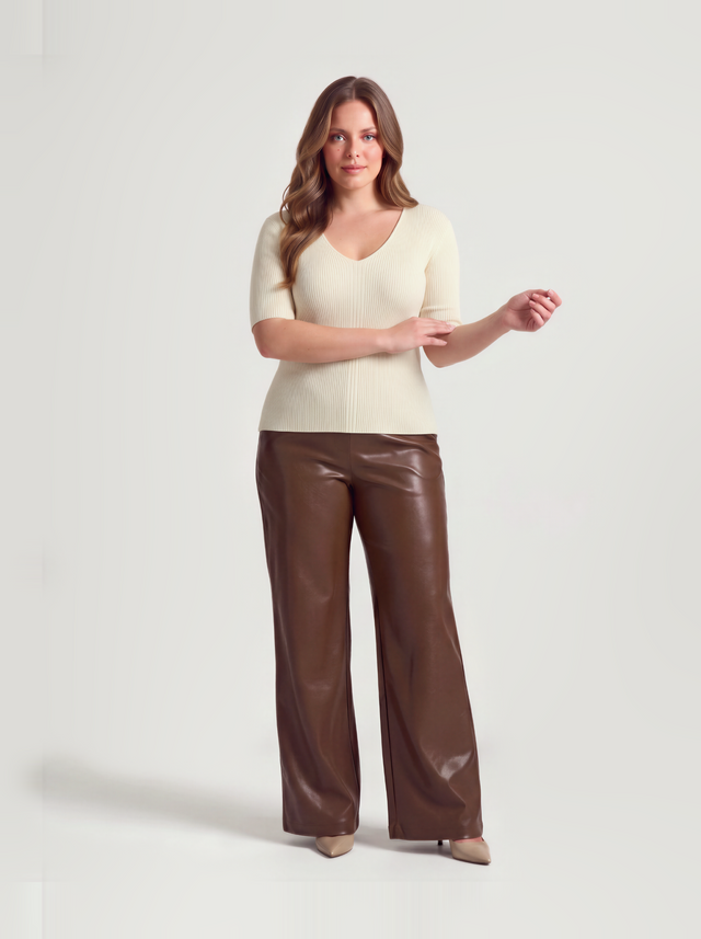 Alma Top Ivory — gedragen met de Olivia Pants in cognac, volledige lengte