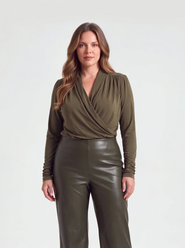 Model draagt de River top in army groen met overslag, close-up